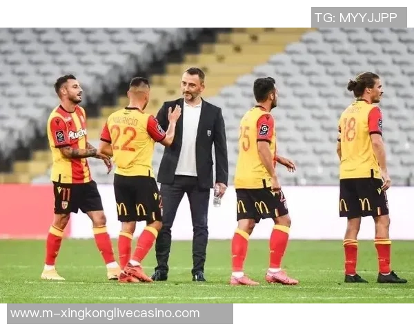 波尔多与里昂的激烈对决揭示法甲联赛的竞争新格局 波尔多与里昂的激烈对决揭示法甲联赛的竞争新格局